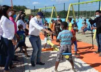 Abel Martínez entrega un parque infantil en Villa Progreso La Herradura