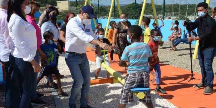 Abel Martínez entrega un parque infantil en Villa Progreso La Herradura