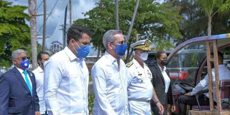 Abinader entrega el remodelado club de oficiales de la Armada Dominicana