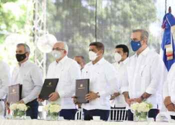 Presidente Abinader firma acuerdo para reducir el precio del pollo