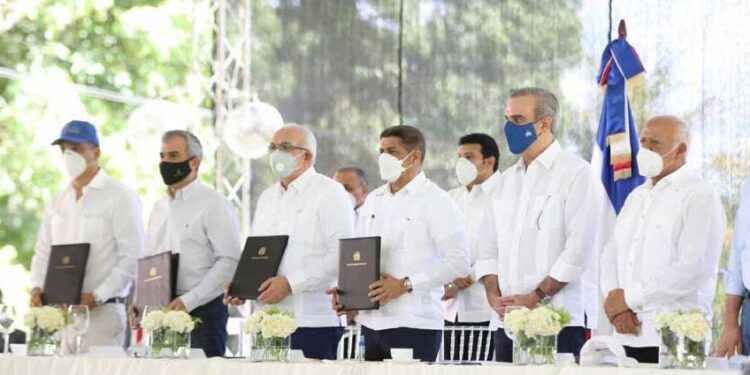 Presidente Abinader firma acuerdo para reducir el precio del pollo
