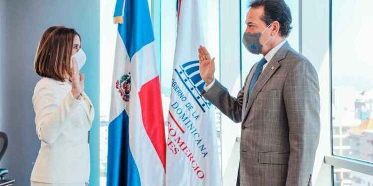 Ministro Bisonó juramenta nueva miembro del Consejo de ProCompetencia