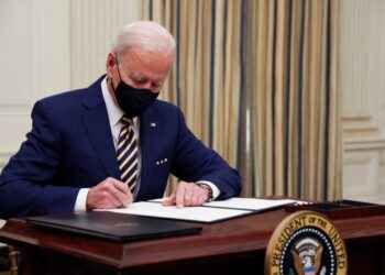 Biden firmó dos decretos que otorgan ayuda financiera a millones de estadounidenses