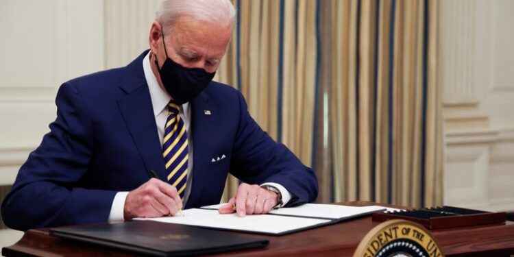 Biden firmó dos decretos que otorgan ayuda financiera a millones de estadounidenses