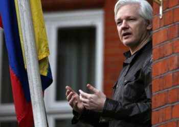 Tribunal británico deniega la extradición de Assange a EE.UU. por temor a que se suicide