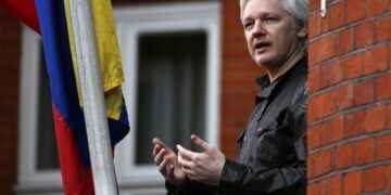 Tribunal británico deniega la extradición de Assange a EE.UU. por temor a que se suicide