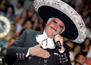 ¡Qué chingada! A Vicente Fernández se le va la mano, manosea pecho de fanática y queda grabado