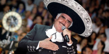¡Qué chingada! A Vicente Fernández se le va la mano, manosea pecho de fanática y queda grabado