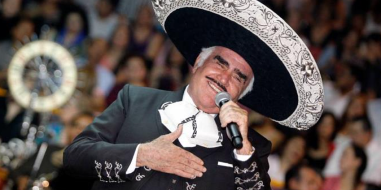 ¡Qué chingada! A Vicente Fernández se le va la mano, manosea pecho de fanática y queda grabado