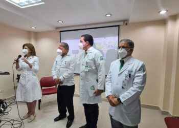 Vicepresidenta y ministro de Salud supervisan ampliación áreas covid en clínicas de Santiago