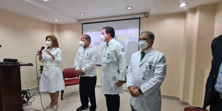 Vicepresidenta y ministro de Salud supervisan ampliación áreas covid en clínicas de Santiago