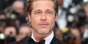Brad Pitt mostró su colección de tatuajes en una playa paradisíaca