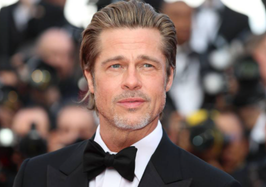 Brad Pitt mostró su colección de tatuajes en una playa paradisíaca