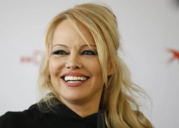 ¡En el altar por quinta vez! Pamela Anderson se casa en secreto con su guardaespaldas