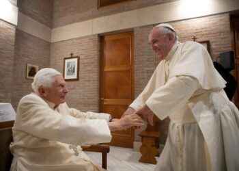 Papa Francisco y papa emérito Benedicto XVI fueron vacunados contra covid-19