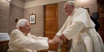 Papa Francisco y papa emérito Benedicto XVI fueron vacunados contra covid-19