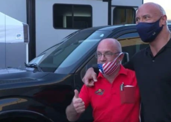 “The Rock” regala camioneta a hombre que lo ayudó cuando no tenía nada