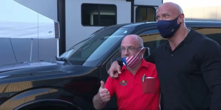 “The Rock” regala camioneta a hombre que lo ayudó cuando no tenía nada