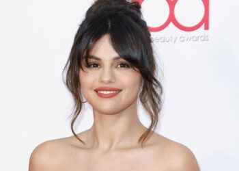 Selena Gomez regresa con nuevo look y lanza canción en español