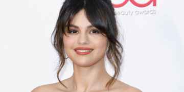 Selena Gomez regresa con nuevo look y lanza canción en español