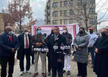 Sammy Ravelo urge permitir taxistas sacar placas TLC