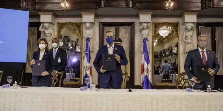 Presidente Abinader lo definió como trascendental: firma de pacto eléctrico