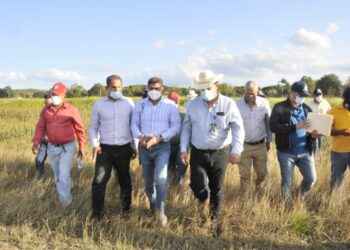 Ministro de Agricultura recorre zonas ganaderas de la Línea Noroeste