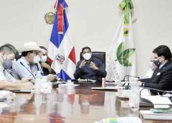 Ministro Agricultura y sector lácteo trabajan para mantener estables precios de la leche
