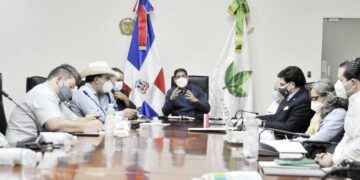 Ministro Agricultura y sector lácteo trabajan para mantener estables precios de la leche