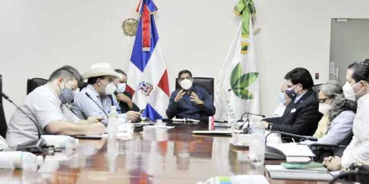 Ministro Agricultura y sector lácteo trabajan para mantener estables precios de la leche