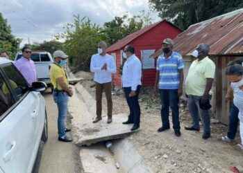 Andrés Cueto sostiene encuentro con comunidades de Las Matas de Santa Cruz