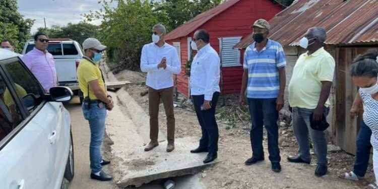 Andrés Cueto sostiene encuentro con comunidades de Las Matas de Santa Cruz