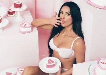 Los diminutos bikinis de las Kardashian en San Valentín