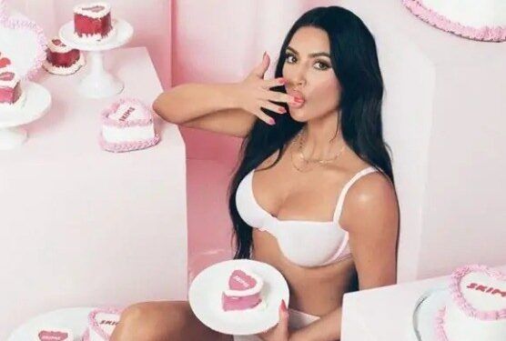 Los diminutos bikinis de las Kardashian en San Valentín