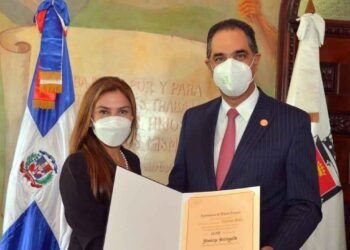 Director ejecutivo de SeNaSa es reconocido por la ADN por su trayectoria y logros profesionales