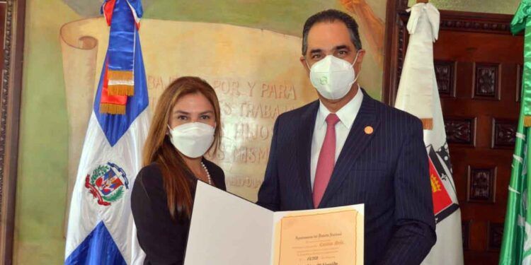 Director ejecutivo de SeNaSa es reconocido por la ADN por su trayectoria y logros profesionales