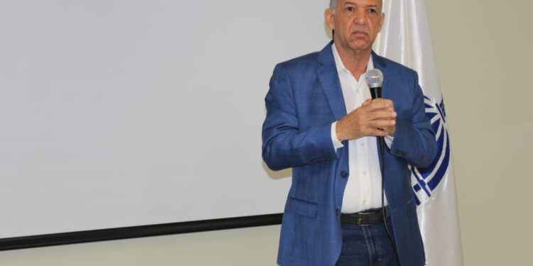 Isidro Torres pide a padres, hijos y jóvenes ser precavidos en uso de Internet y redes sociales