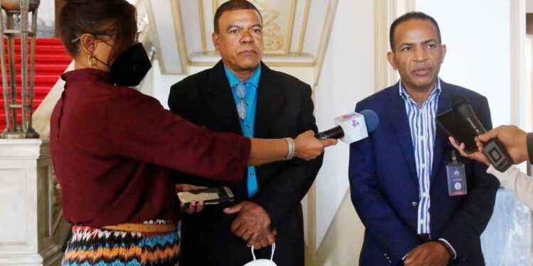 Dirigentes transporte visitan al Presidente para apoyar modernización del sector