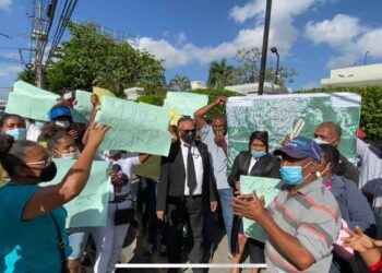 Moradores de La Javilla Cruz Grande de Villa Mella se manifestaron frente a la jurisdicción inmobiliaria