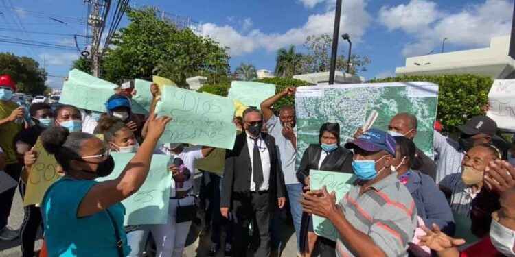 Moradores de La Javilla Cruz Grande de Villa Mella se manifestaron frente a la jurisdicción inmobiliaria