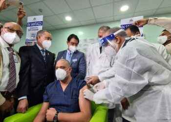 Ministro Salud Pública encabezó operativo inmunización personal covid-19 en Santiago