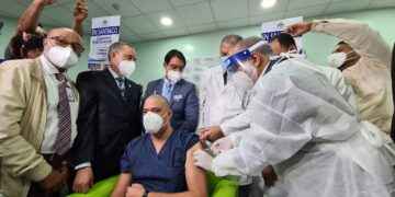 Ministro Salud Pública encabezó operativo inmunización personal covid-19 en Santiago