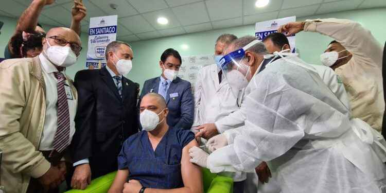 Ministro Salud Pública encabezó operativo inmunización personal covid-19 en Santiago