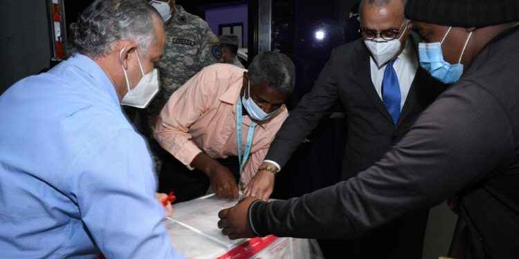 RD recibe segundo lote de vacunas contra la COVID-19 donadas por La India