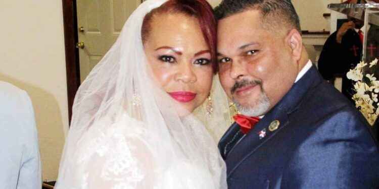 Líder comunitaria Rosa Ayala y empresario Santo Rosario renuevan votos matrimoniales