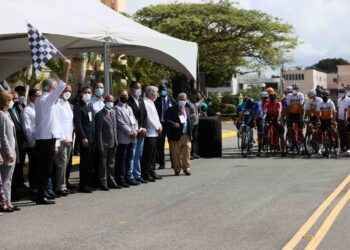 Con banderazo de honor, presidente Abinader deja iniciada Vuelta Ciclista Independencia