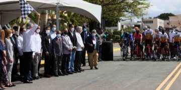 Con banderazo de honor, presidente Abinader deja iniciada Vuelta Ciclista Independencia