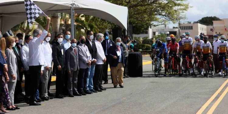 Con banderazo de honor, presidente Abinader deja iniciada Vuelta Ciclista Independencia