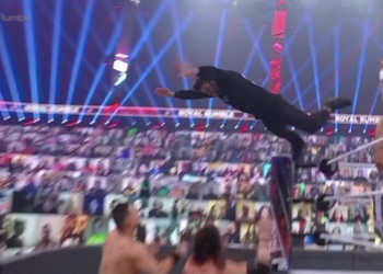 Bad Bunny cumple su sueño a lo grande: canta y hasta se lanza de la tercera cuerda en la WWE