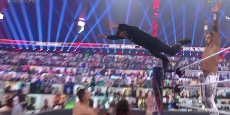 Bad Bunny cumple su sueño a lo grande: canta y hasta se lanza de la tercera cuerda en la WWE